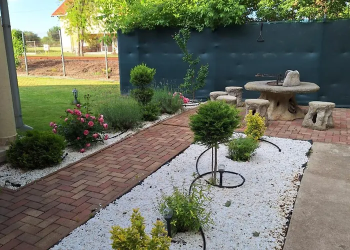 Neon2 - Vendeghaz לינה וארוחת בוקר 3*